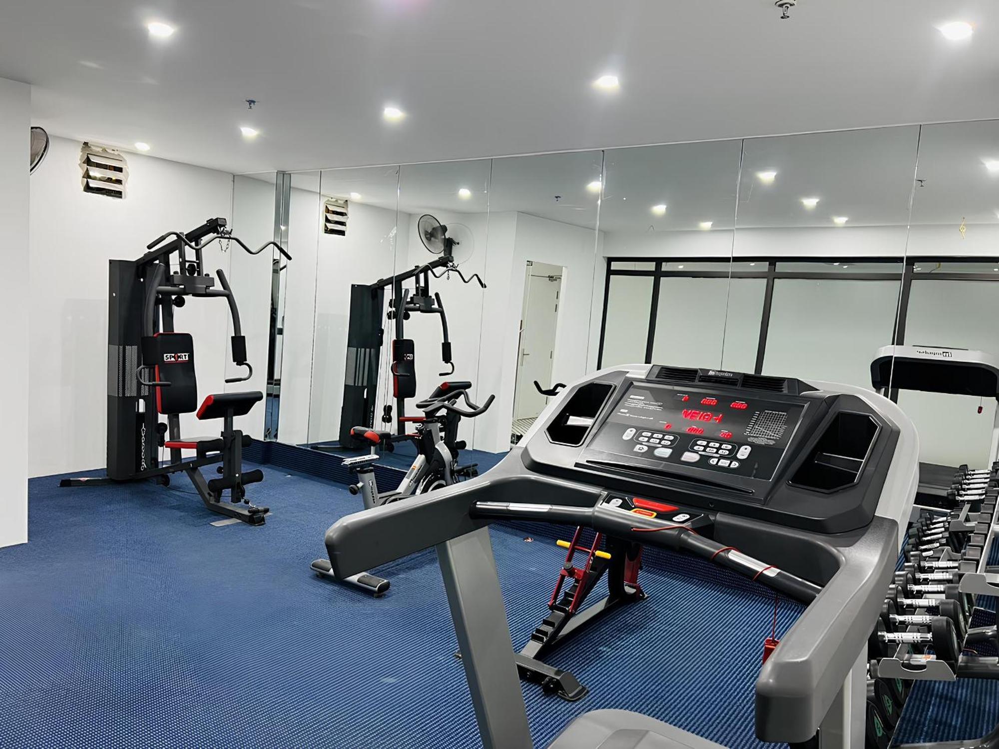 May De Ville Crown Hotel ฮานอย ภายนอก รูปภาพ The gym at the hotel