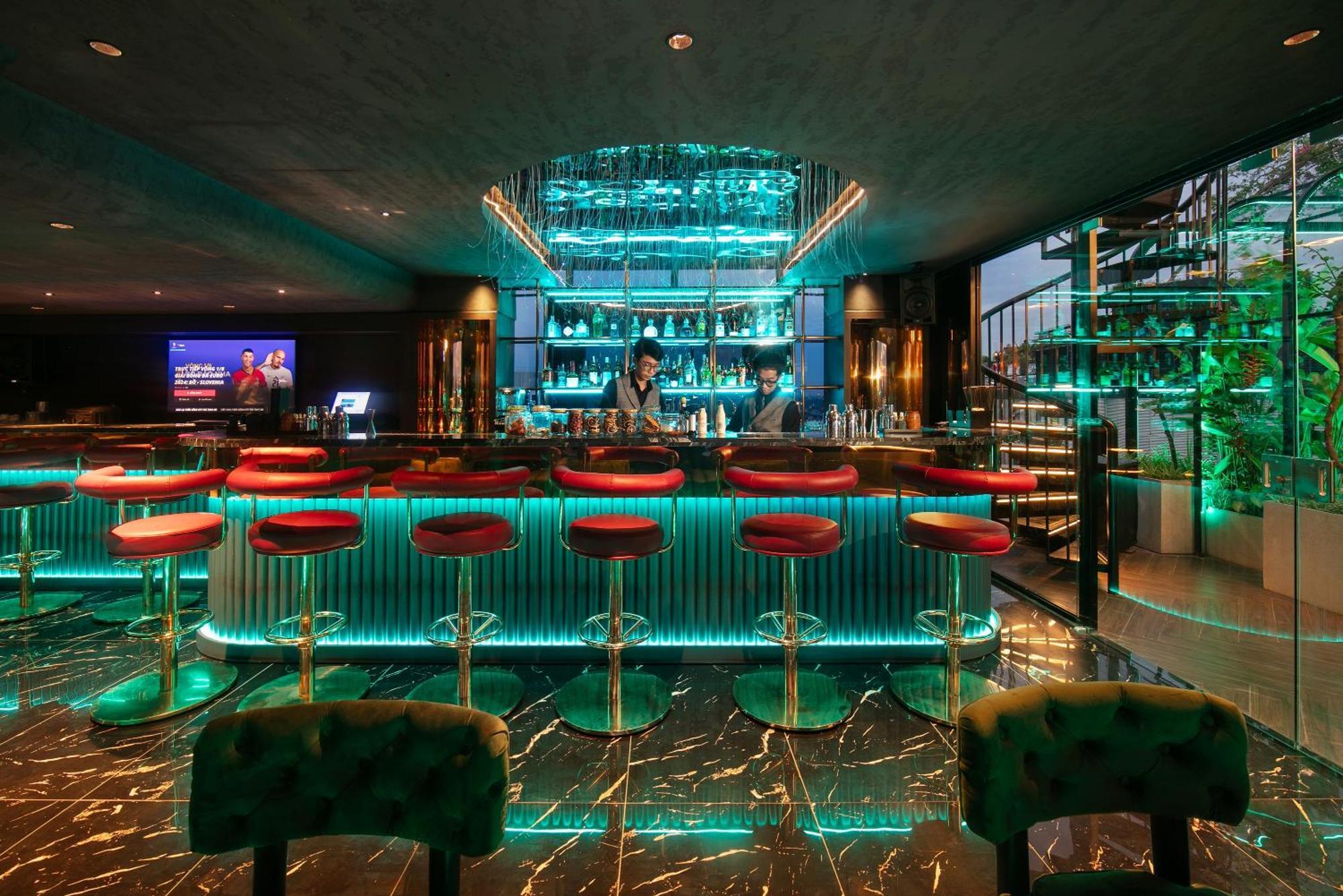 May De Ville Crown Hotel ฮานอย ภายนอก รูปภาพ The bar at the 101 bar