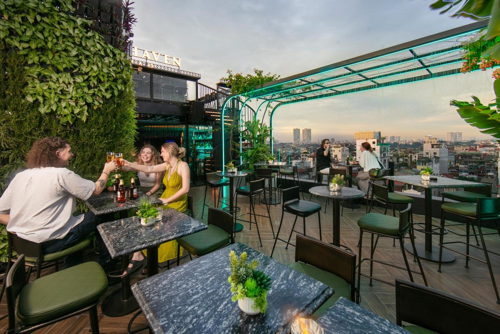 May De Ville Crown Hotel ฮานอย ภายนอก รูปภาพ The rooftop bar