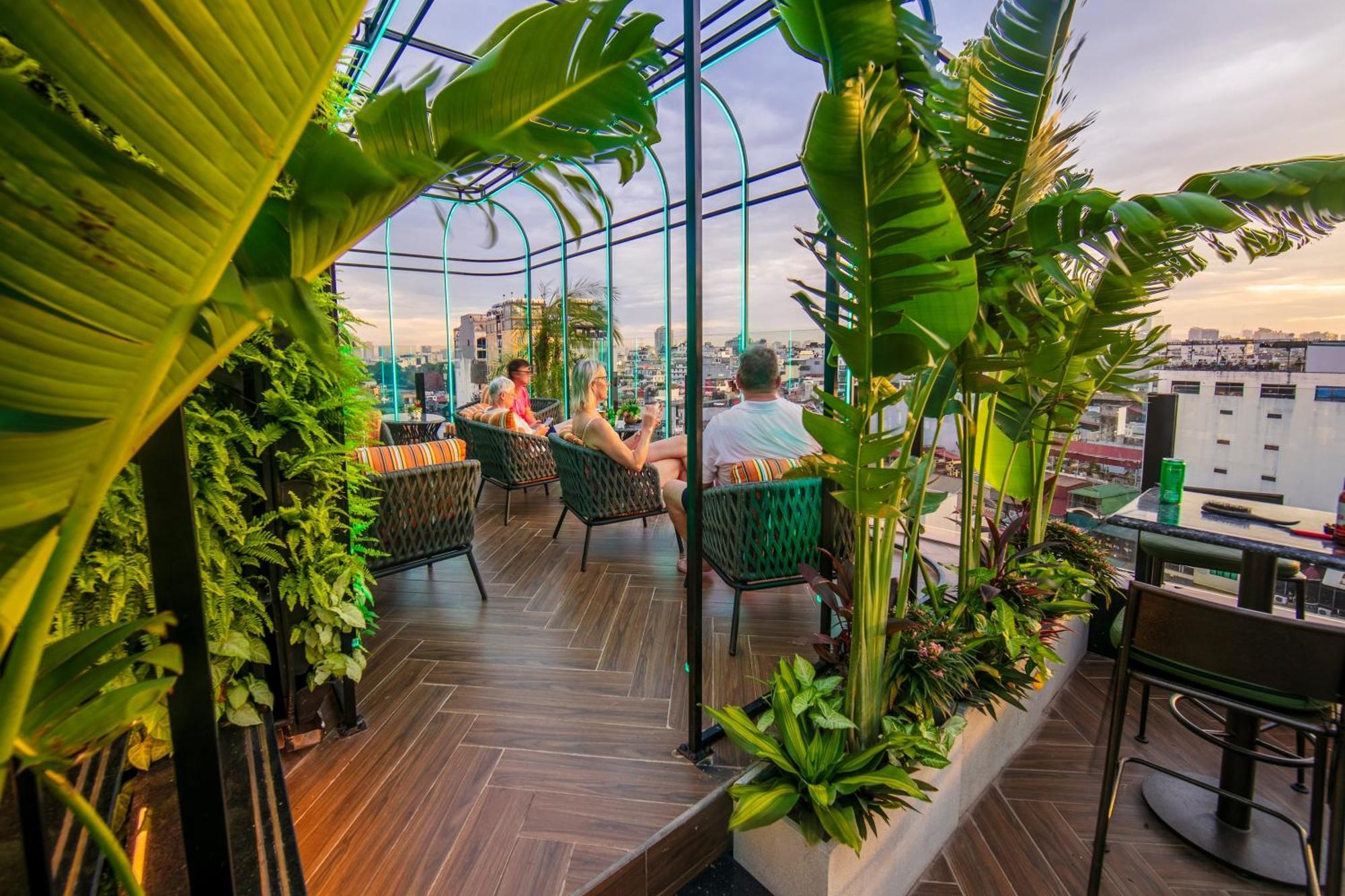 May De Ville Crown Hotel ฮานอย ภายนอก รูปภาพ The rooftop bar at the hotel