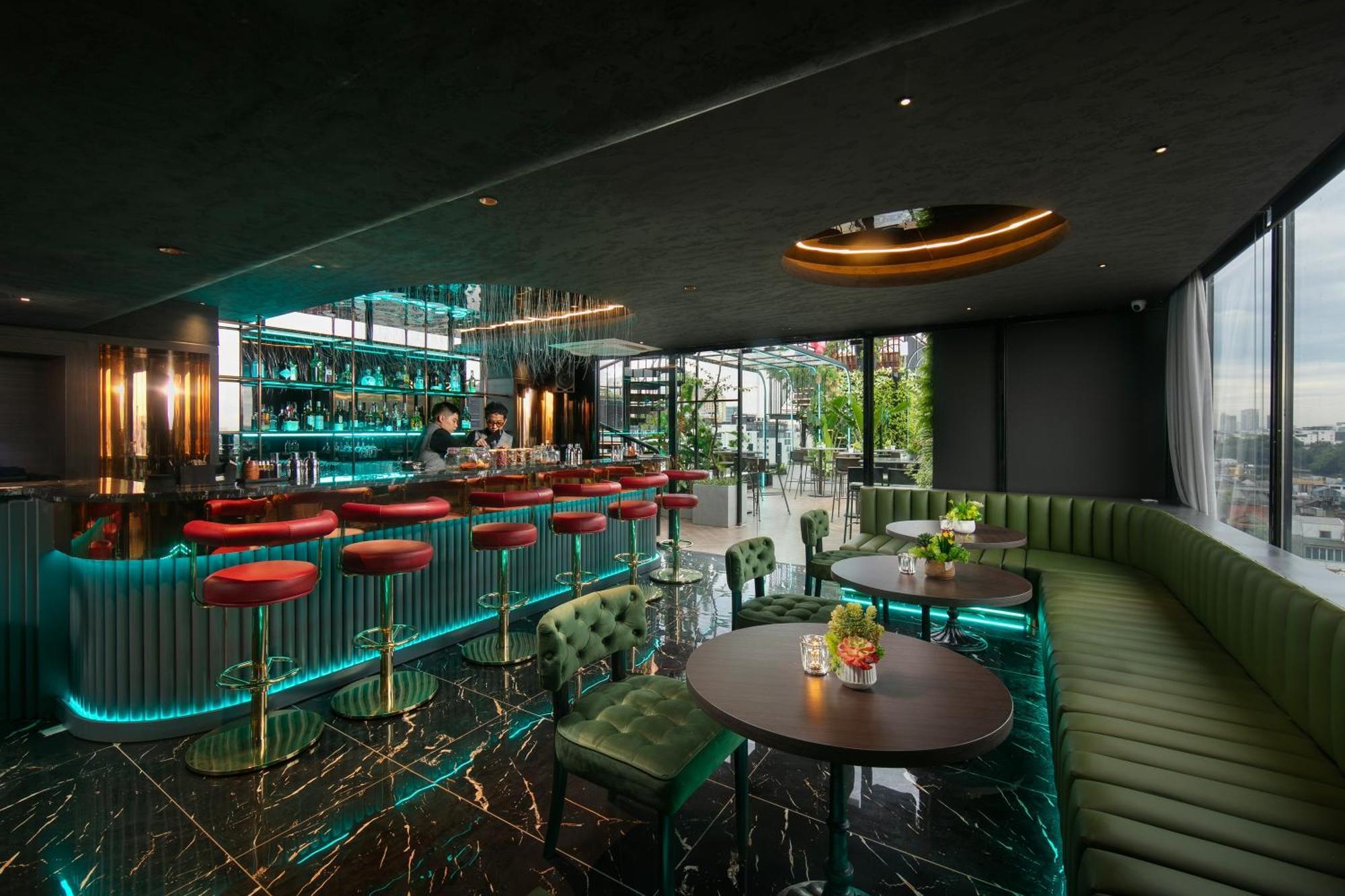 May De Ville Crown Hotel ฮานอย ภายนอก รูปภาพ The bar at the 12th floor