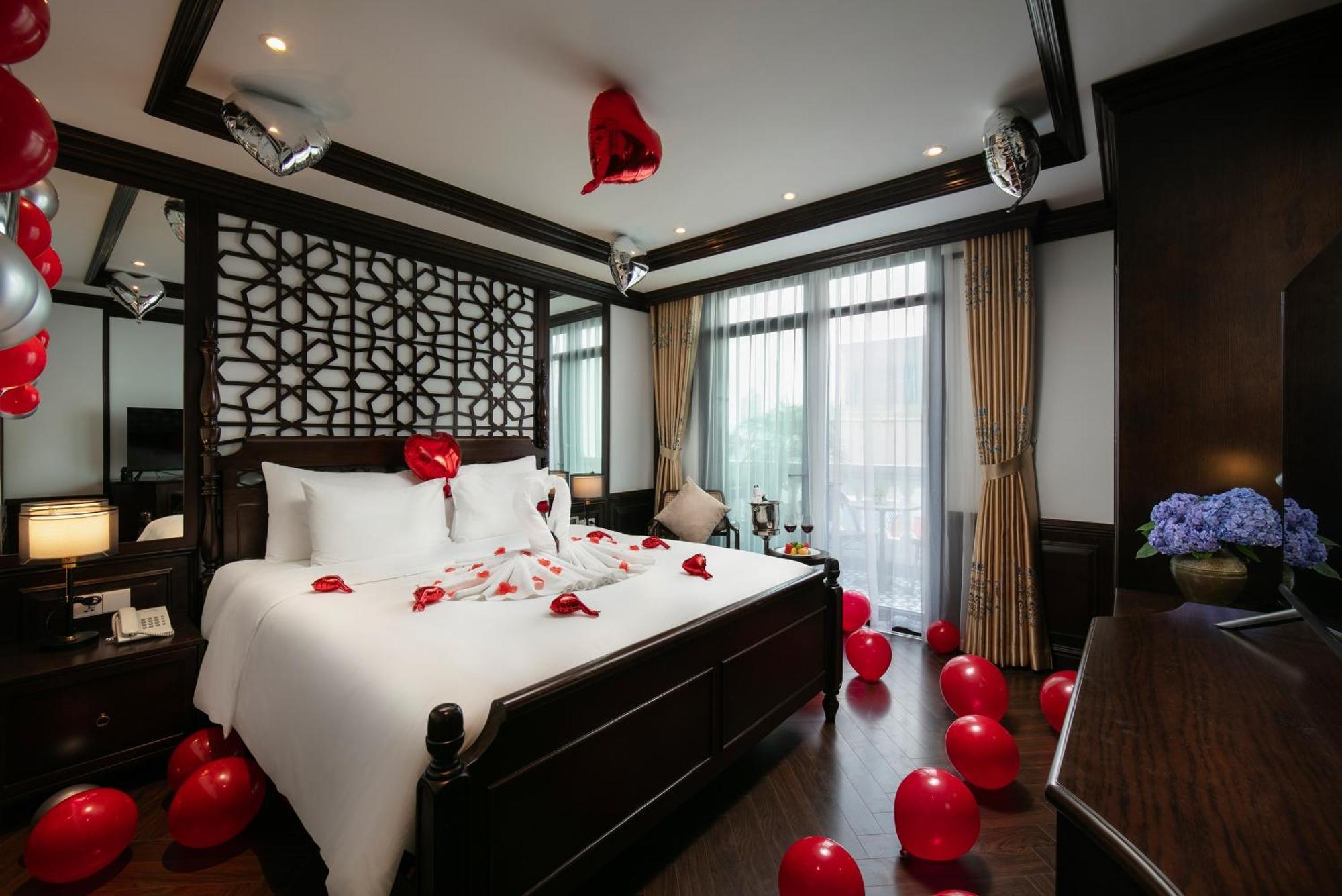May De Ville Crown Hotel ฮานอย ภายนอก รูปภาพ A suite at the hotel