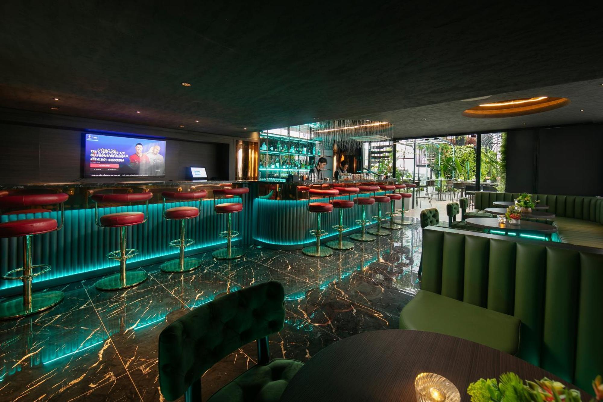 May De Ville Crown Hotel ฮานอย ภายนอก รูปภาพ The bar at the 101 bar
