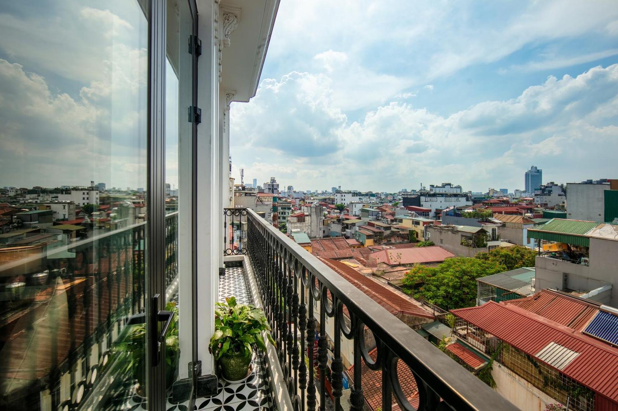 May De Ville Crown Hotel ฮานอย ภายนอก รูปภาพ A balcony in Ho Chi Minh City, Vietnam