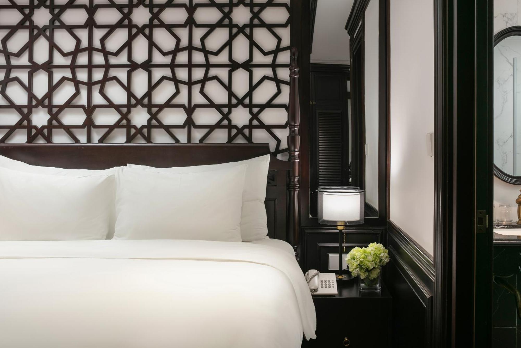May De Ville Crown Hotel ฮานอย ภายนอก รูปภาพ A bedroom at the Mandarin Oriental, Hanoi