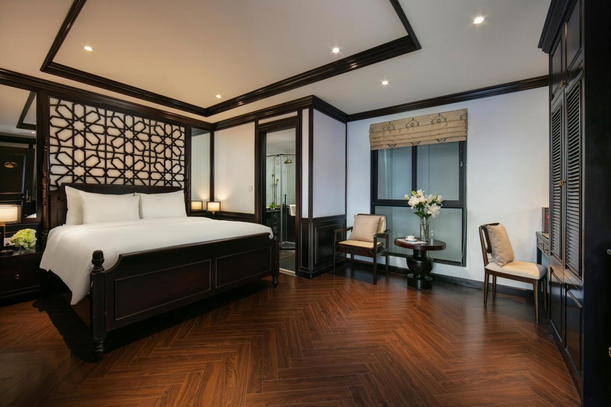 May De Ville Crown Hotel ฮานอย ภายนอก รูปภาพ Deluxe Suite
