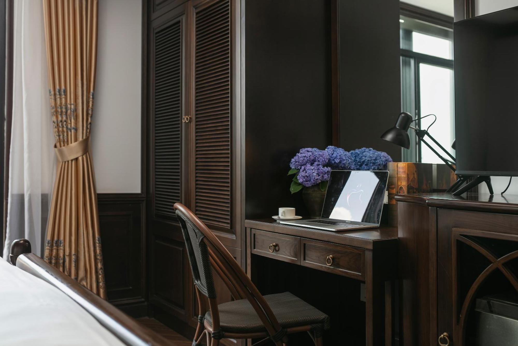 May De Ville Crown Hotel ฮานอย ภายนอก รูปภาพ A room at the hotel