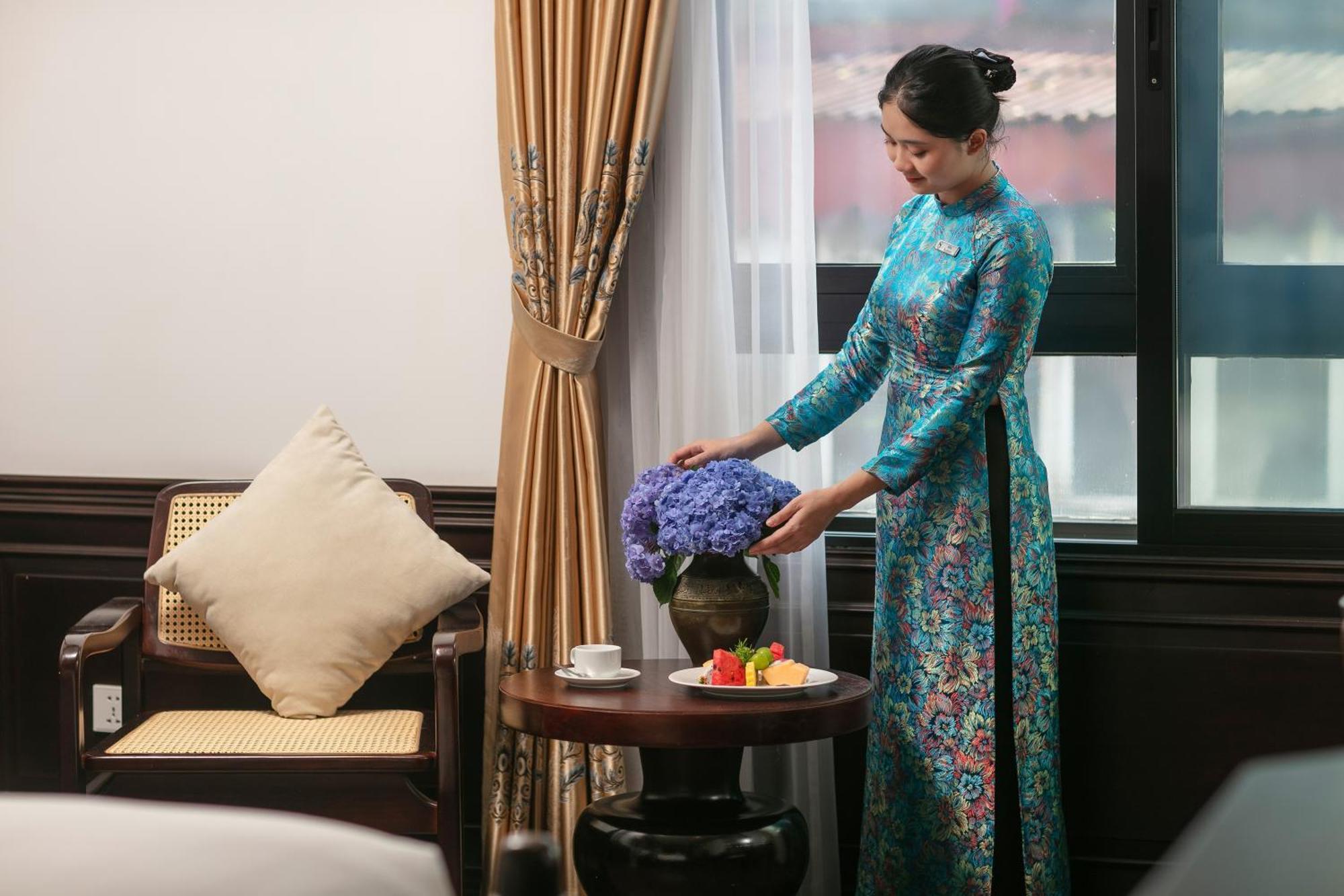 May De Ville Crown Hotel ฮานอย ภายนอก รูปภาพ A Vietnamese woman wearing an áo dài