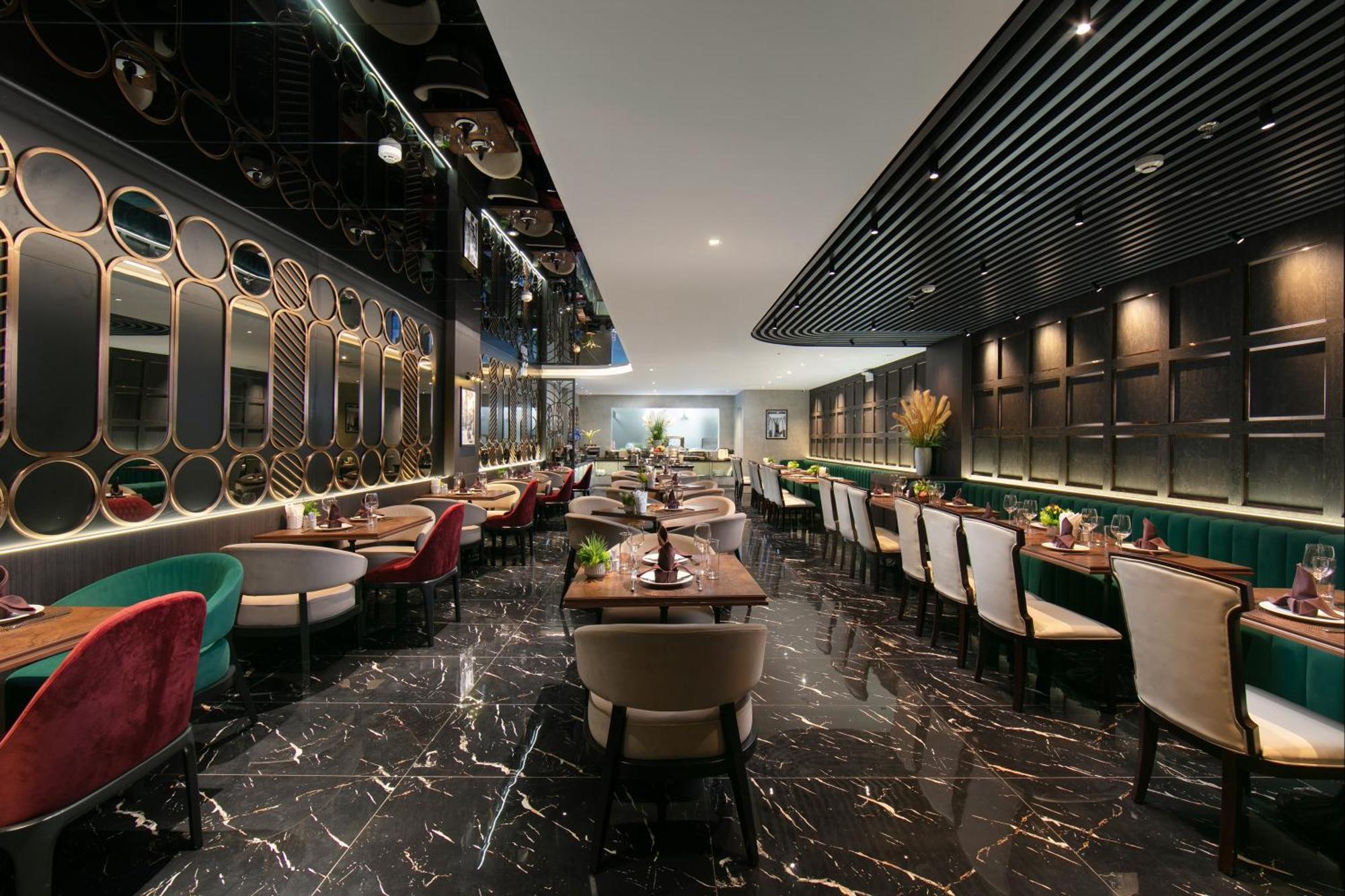 May De Ville Crown Hotel ฮานอย ภายนอก รูปภาพ 3D rendering of a restaurant interior