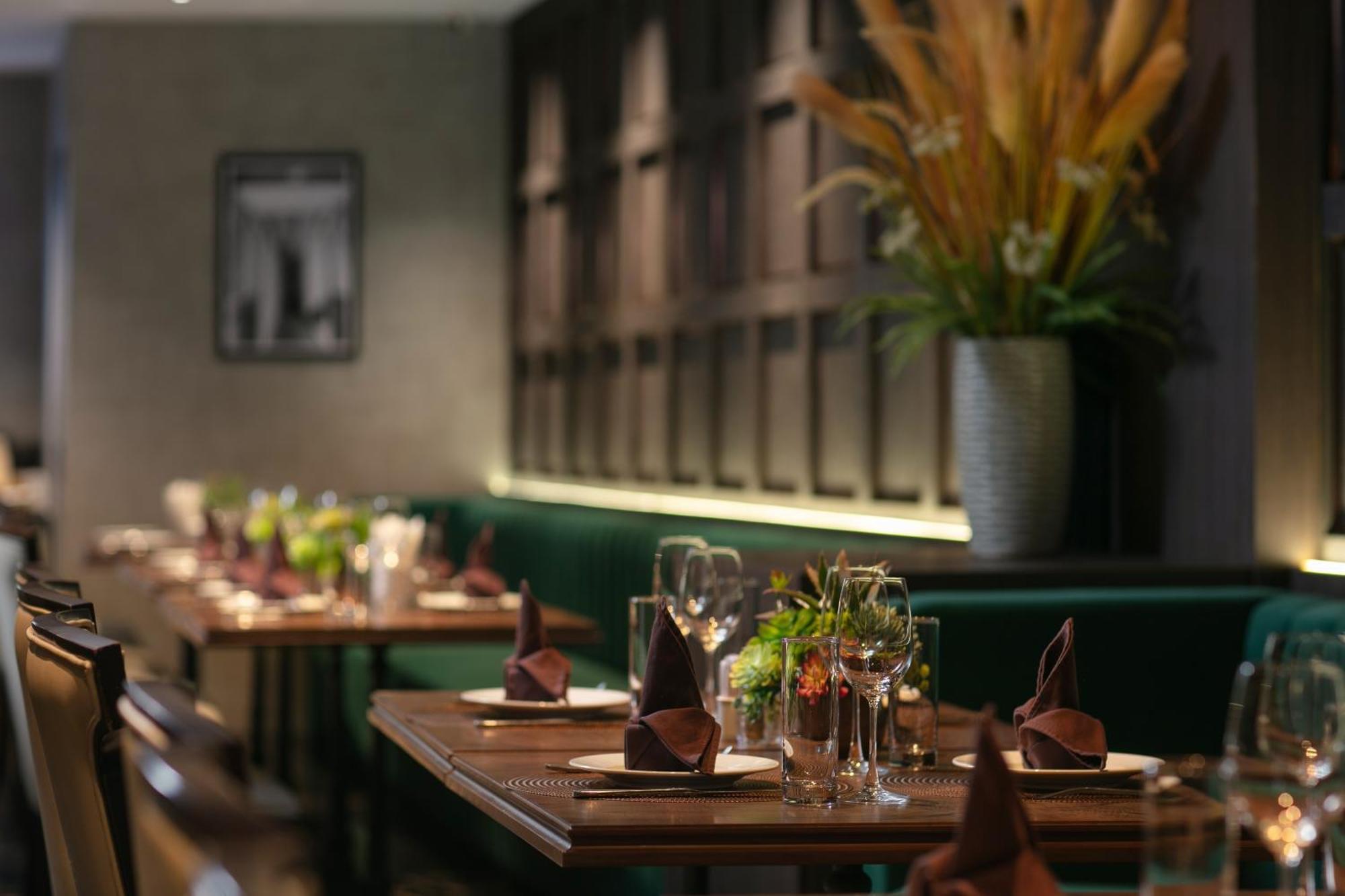 May De Ville Crown Hotel ฮานอย ภายนอก รูปภาพ The interior of the restaurant
