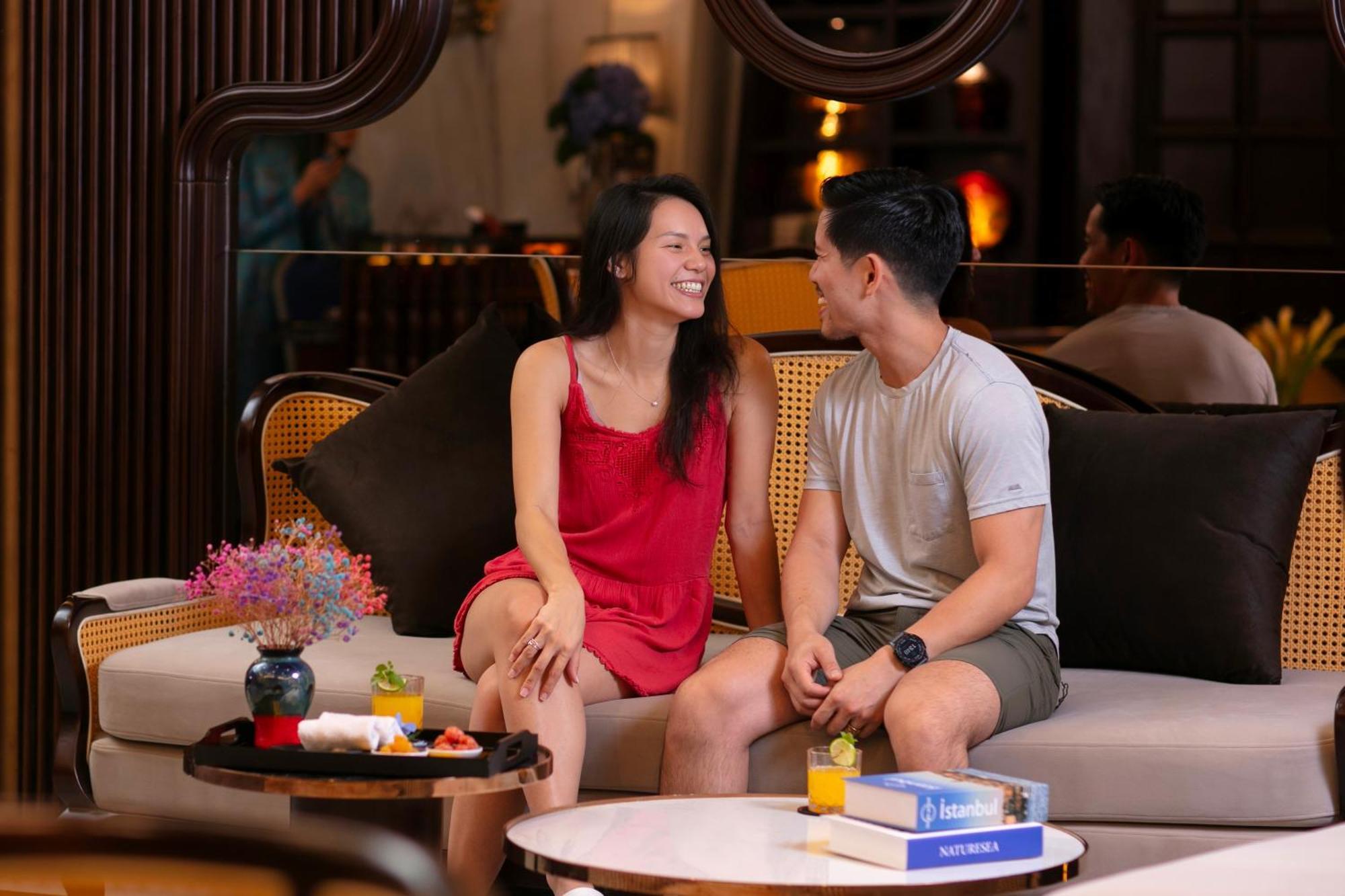 May De Ville Crown Hotel ฮานอย ภายนอก รูปภาพ A couple at the hotel