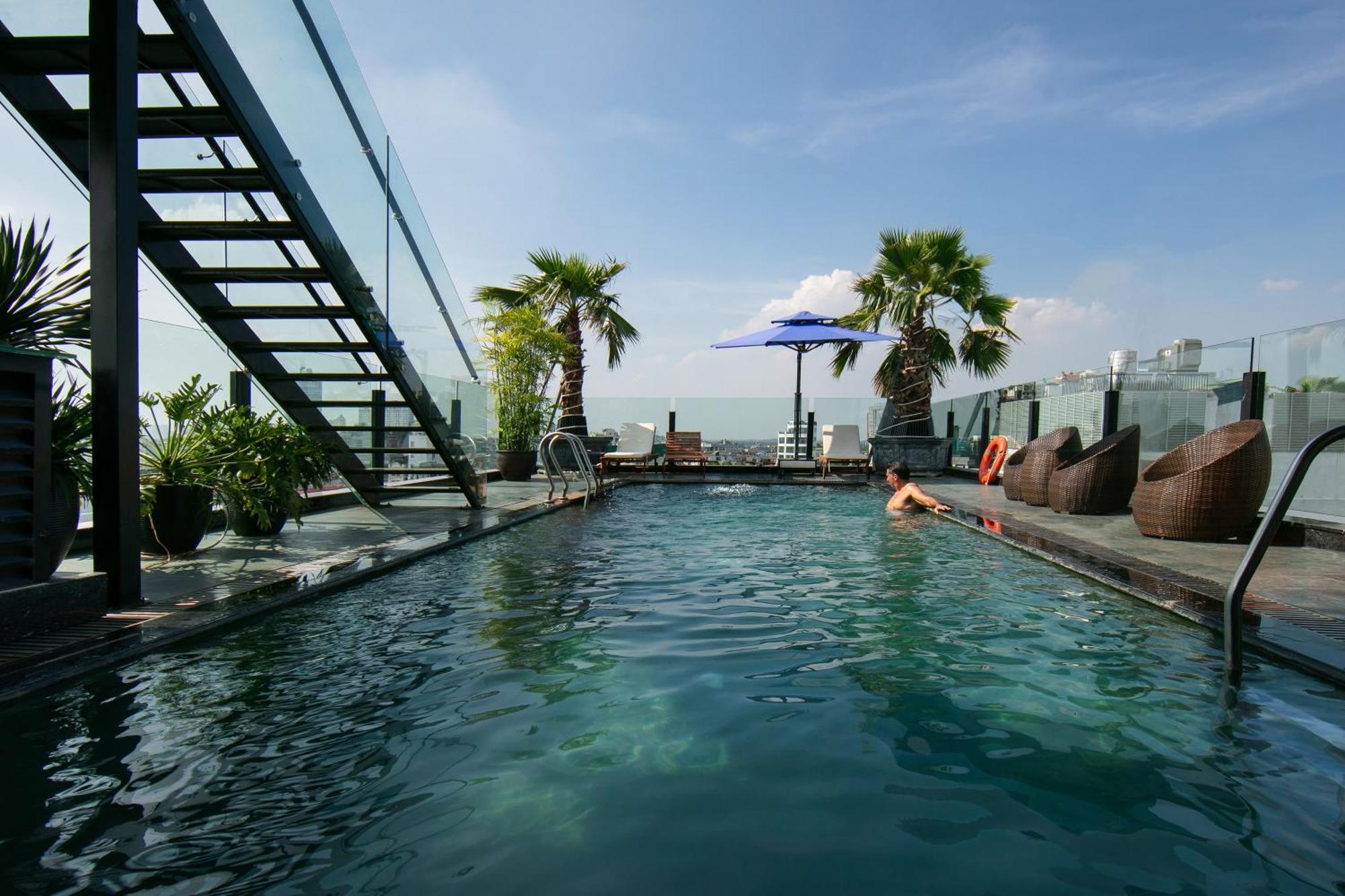 May De Ville Crown Hotel ฮานอย ภายนอก รูปภาพ Rooftop pool at the hotel