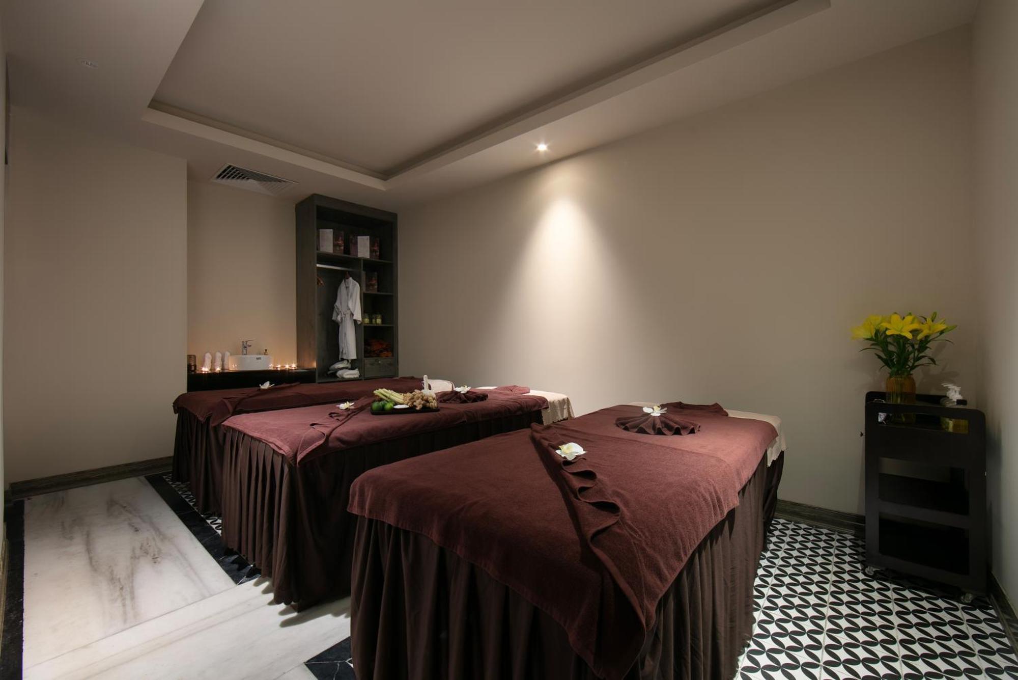 May De Ville Crown Hotel ฮานอย ภายนอก รูปภาพ A massage room at a spa in Ho Chi Minh City, Vietnam