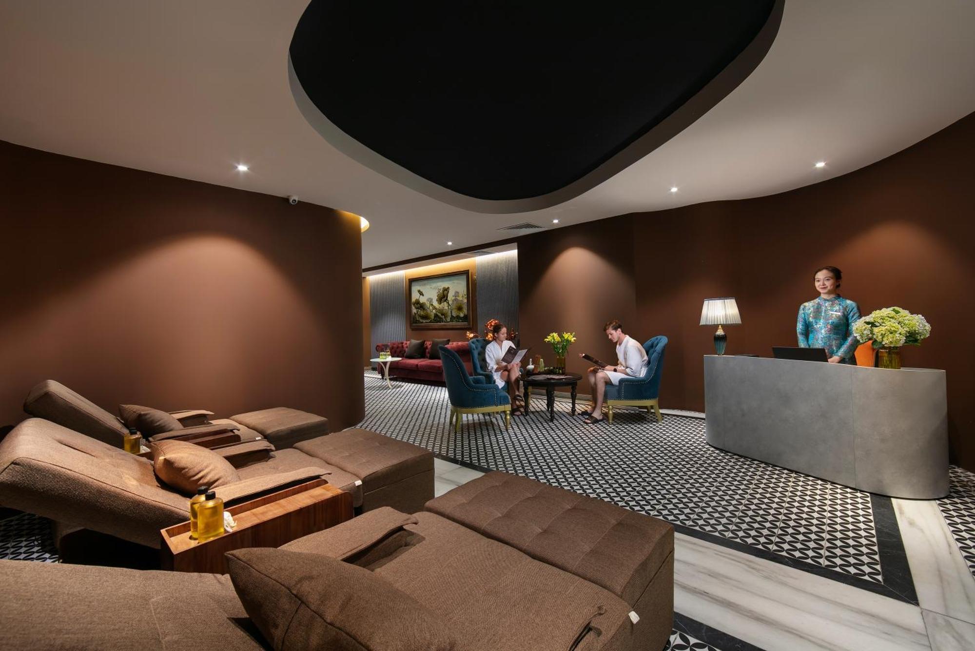 May De Ville Crown Hotel ฮานอย ภายนอก รูปภาพ The Wing at Hong Kong International Airport