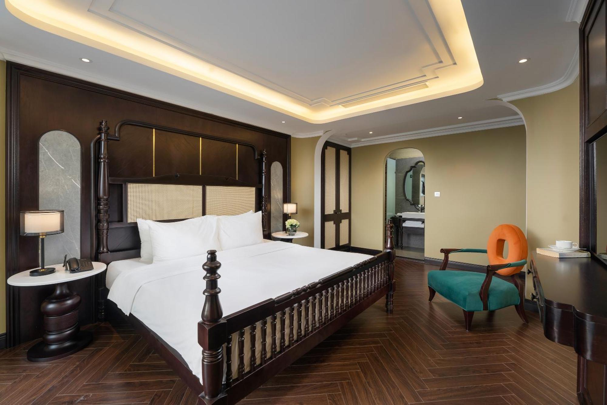May De Ville Crown Hotel ฮานอย ภายนอก รูปภาพ A bedroom at the hotel